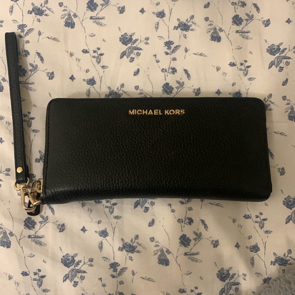 Michael Kors Sipper Wallet. Black leather.